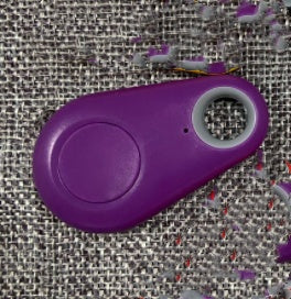 Mini Bluetooth-spårare i vattendroppe-design. Håll koll på nycklar, väskor eller husdjur via mobilen. Larm vid avstånd, räckvidd upp till 10 m. Fungerar även som kamerafjärr. Upp till 6 mån standby. CR2032-batteri ingår. Finns i flera färger.
